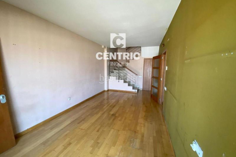Dúplex piso de tres habitaciones situado en el barrio de escoles. en Terrassa