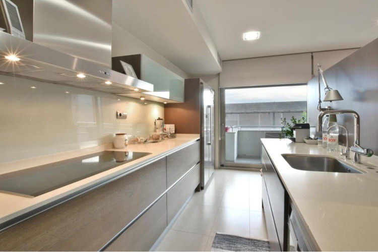 Poetessa Caparu00E0, Sant Pere Nord