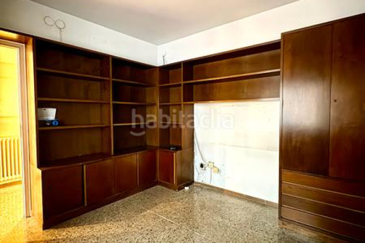 Piso  señorial único en pleno centro – 6 habitaciones, 3 baños, terraza de 200 m², parking incluido en Terrassa