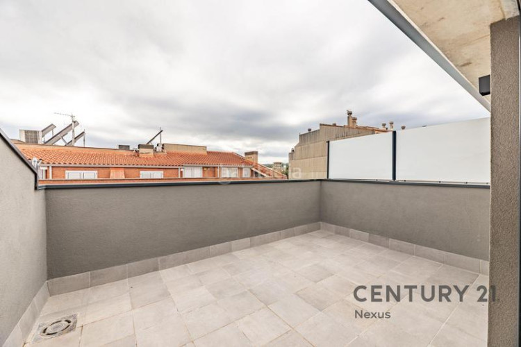 Apartamento en carrer de pere fizes ático dúplex con distribución invertida, suite, terrazas y acabados premium en Terrassa
