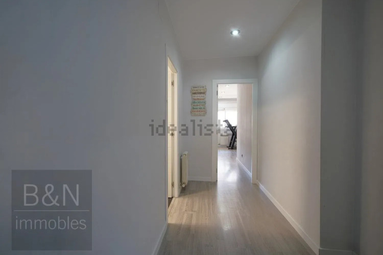 Una vivienda reformada con encanto, dos balcones y plaza de parking