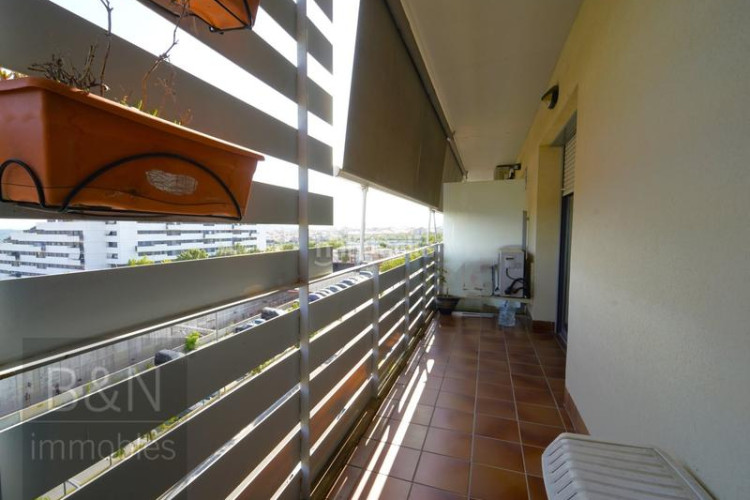 Dúplex tu hogar con alma espacio, confort, tres salidas al exterior y zona comunitaria con piscina y plaza de parking en Terrassa