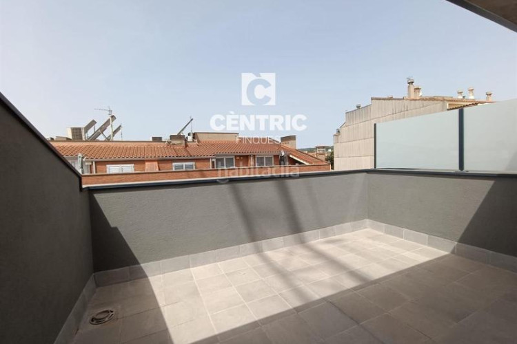 Piso dúplex tercera planta, 4 habitaciones y con terrazas en Terrassa