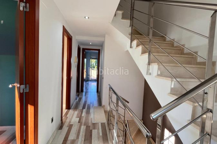 Chalet casa con piscina y vistas en zona residencial en Terrassa