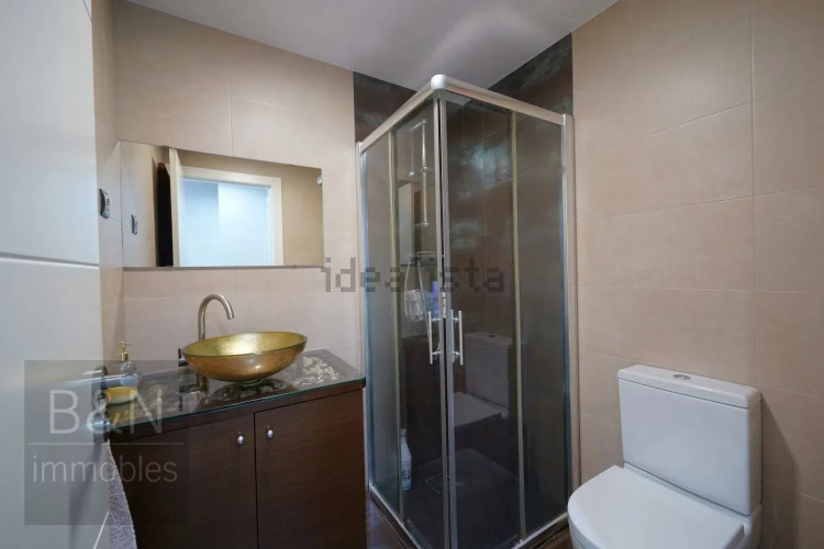 Una vivienda reformada con encanto, dos balcones y plaza de parking