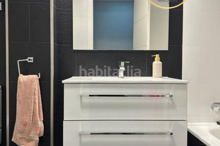 Piso amplio piso familiar con suite, balcones y parking en zona residencial tranquila en Terrassa