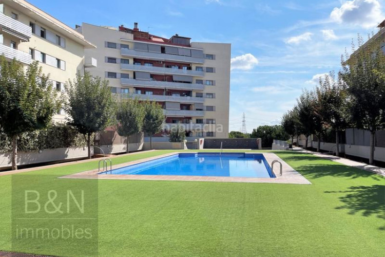 Dúplex tu hogar con alma espacio, confort, tres salidas al exterior y zona comunitaria con piscina y plaza de parking en Terrassa