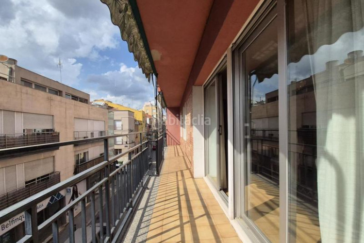 Piso de 137 m2 amb 4 hab i balco 10 m2 oest al carrer ireneu a 50 metres rambla en Terrassa