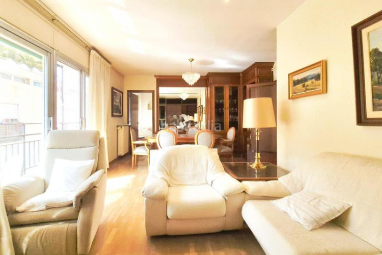 Piso de 137 m2 amb 4 hab i balco 10 m2 oest al carrer ireneu a 50 metres rambla en Terrassa