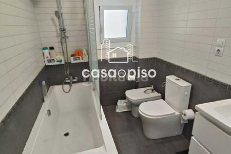 Piso  reformado en La Cogullada 3 dormitorios, 1 baño, todo exterior, cocina individual, con dos balcones uno de 6m y otro de 4m y en Terrassa