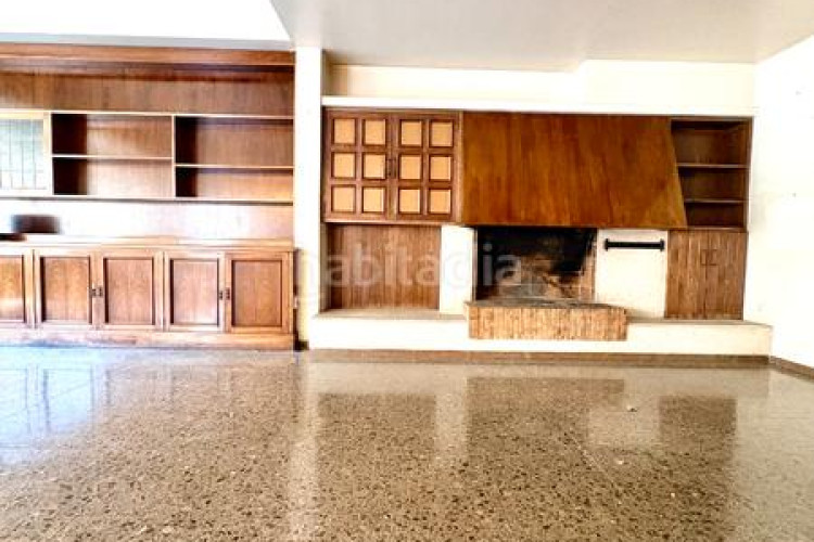 Piso  señorial único en pleno centro – 6 habitaciones, 3 baños, terraza de 200 m², parking incluido en Terrassa