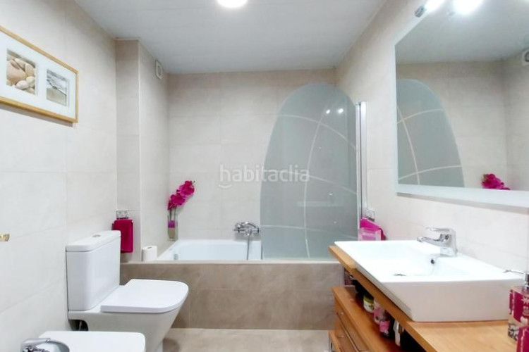 Casa adosada  con patio de 34m en la gripia, 3 hab. dobles estudio de 55m con fuego a tierra. amplio garaje en Terrassa