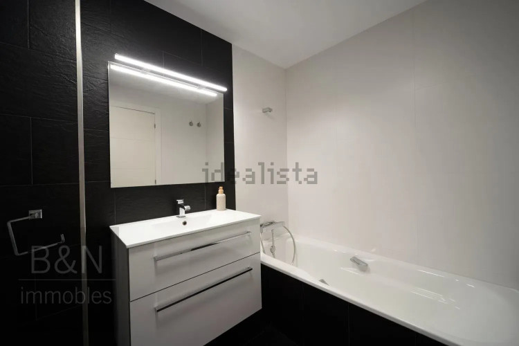 Una vivienda reformada con encanto, dos balcones y plaza de parking