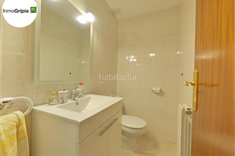Casa adosada  en venta en les arenescan montllorla grípia08227 en Terrassa
