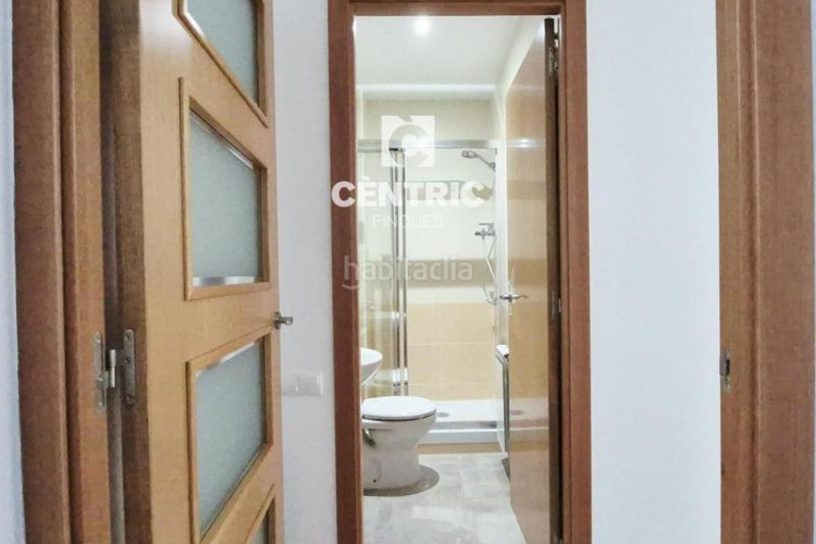 Piso planta baja seminueva de 3 hab con patio 60 m2 sur en francesc macia en Terrassa