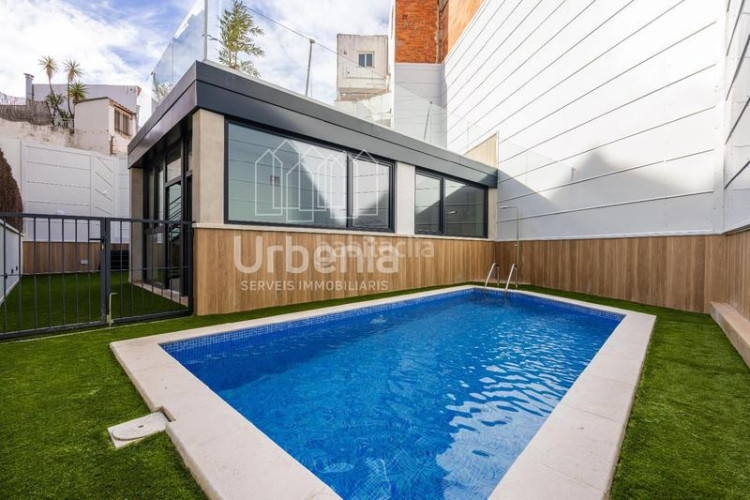 Dúplex luminosos dúplex con terraza con buenas vistas de 3 y 4 dormitorios en Terrassa