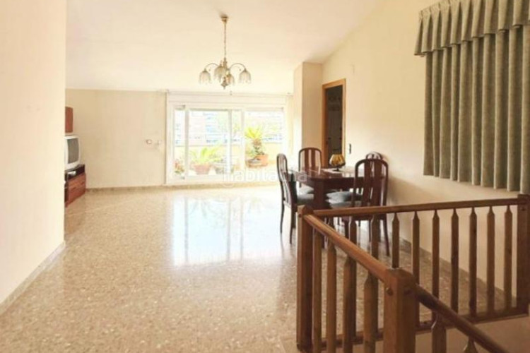 Dúplex  140 m2 de 4 hab mas estudio con 2 terrazas y parking en la plaça lluis companys en Terrassa