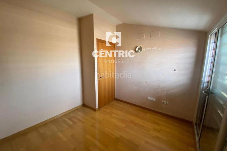 Dúplex piso de tres habitaciones situado en el barrio de escoles. en Terrassa