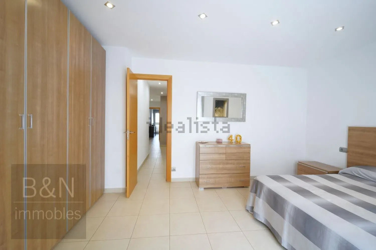 Un hogar reformado, con doble salida exterior y solo un vecino.