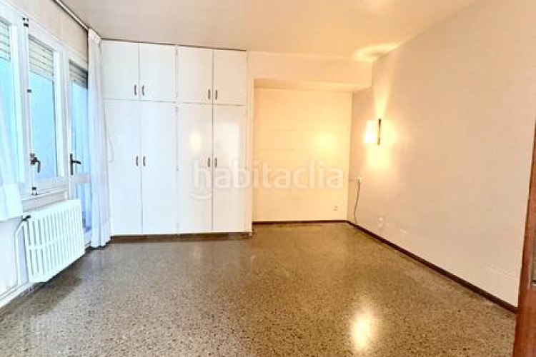 Piso  señorial único en pleno centro – 6 habitaciones, 3 baños, terraza de 200 m², parking incluido en Terrassa