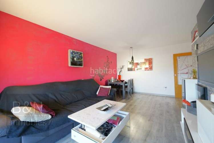 Dúplex tu hogar con alma espacio, confort, tres salidas al exterior y zona comunitaria con piscina y plaza de parking en Terrassa