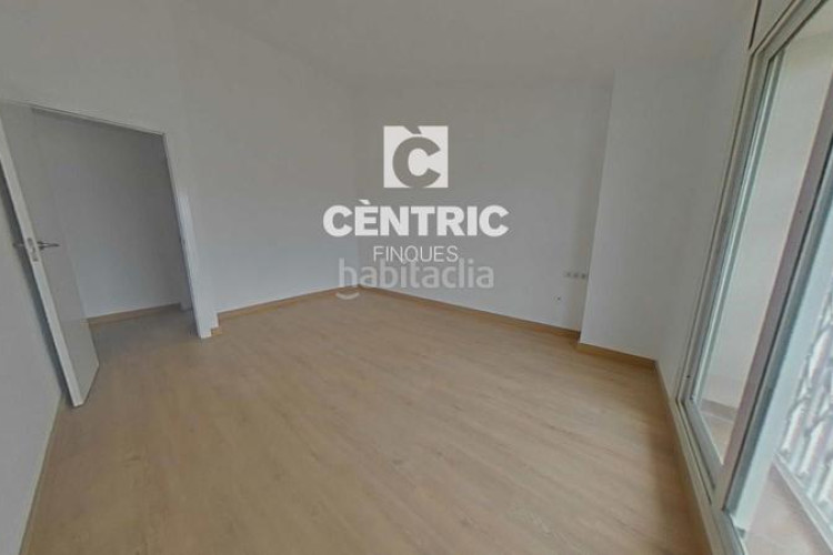 Piso amplio piso reformado con 4 habitaciones y ascensor ideal para familias o inversores! en Terrassa
