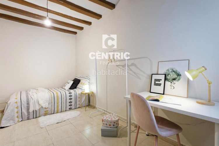 Casa adosada casa en el centro de cuatro habitaciones en Terrassa