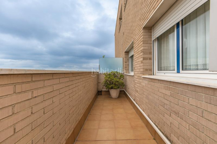 Ático  dúplex con terrazas y vistas panorámicas a un paso del centro , plaza de parking incluida en Terrassa
