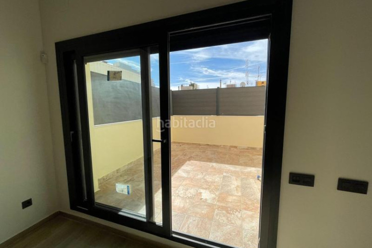 Dúplex  de dos habitaciones y buhardilla multifuncional y terraza en ca naurell en Terrassa