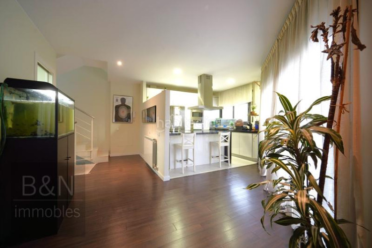 Casa  cantonera toda exterior, reformada en un estilo moderno y abierto, con una amplia terraza y gran garaje ! en Terrassa