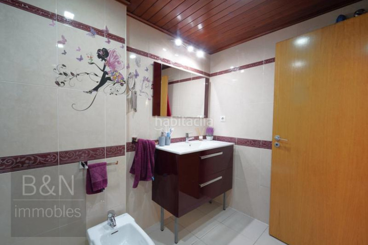 Dúplex tu hogar con alma espacio, confort, tres salidas al exterior y zona comunitaria con piscina y plaza de parking en Terrassa