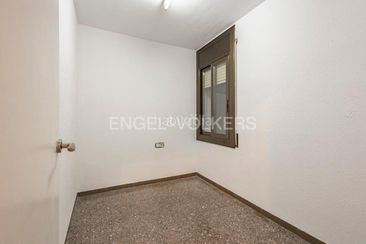 Apartamento oportunidad única! piso amplio de 99m construidos con 4 dormitorios y balcón en Terrassa