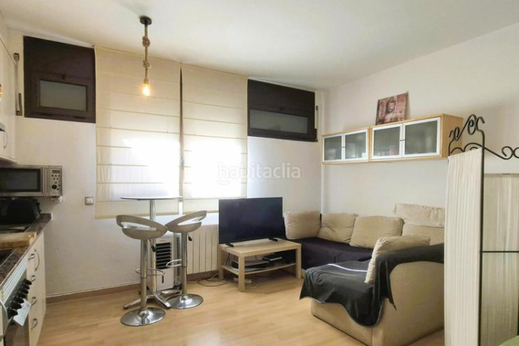 Estudio estudi seminou orientat a sud al costat del complex olímpic en Terrassa