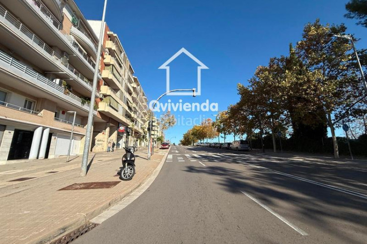 Ático  de 3 habitaciones con gran balcón en av glories catalanes, en Terrassa