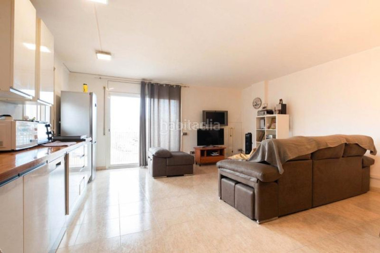 Piso en xuquer 6 local adaptat per habitatge i llogat en Terrassa