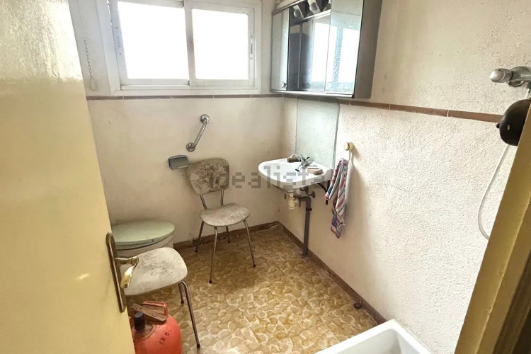 ZONA DE CA N'AURELL. CASA ADOSADA DE 4HABS. PARA REFORMAR ¡Oportunidad única en Ca N’Aurell!