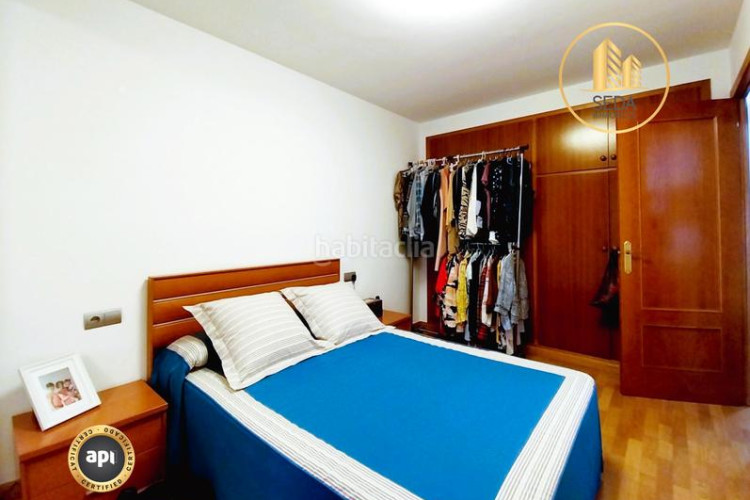 Casa impecable casa unifamiliar renovada con 4 plantas, garaje triple y estudio con chimenea en la gripia en Terrassa