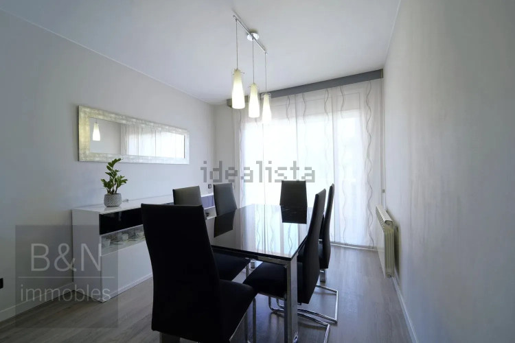 Una vivienda reformada con encanto, dos balcones y plaza de parking