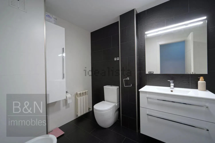 Una vivienda reformada con encanto, dos balcones y plaza de parking