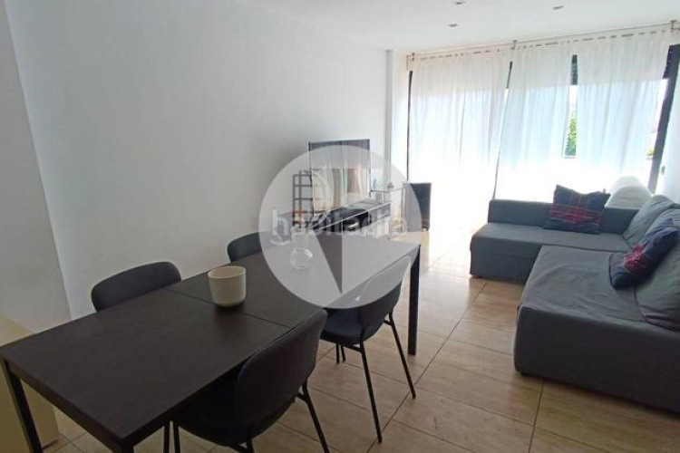 Piso bonito piso de 85 m2, 3 hab, 2 baños, galería, balcón, pk y zona comunitaria, en zona olímpica en Terrassa