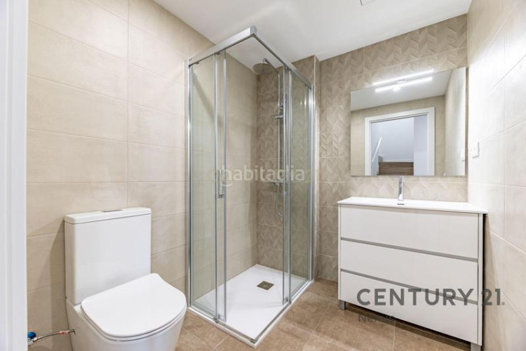 Apartamento en carrer de pere fizes ático dúplex con distribución invertida, suite, terrazas y acabados premium en Terrassa