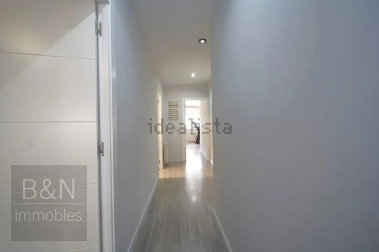 Una vivienda reformada con encanto, dos balcones y plaza de parking