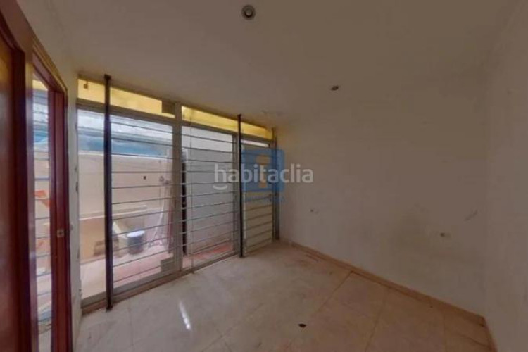 Piso inmueble ilegalmente okupado situado en la calle del renaixement 3, 12, , barcelona en Terrassa