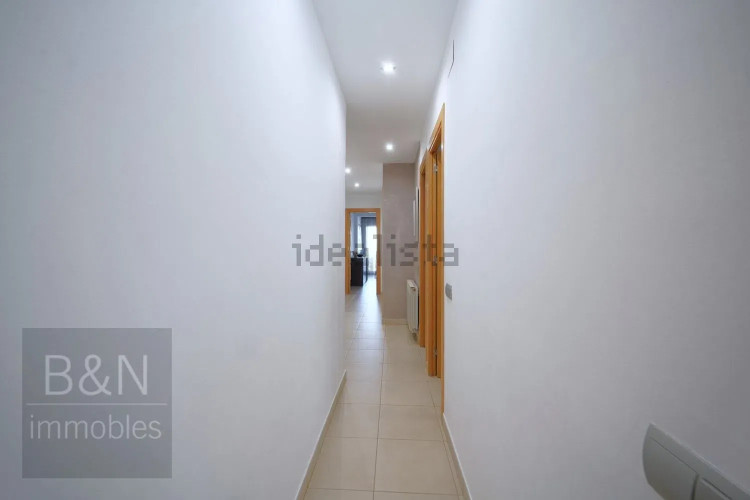 Un hogar reformado, con doble salida exterior y solo un vecino.