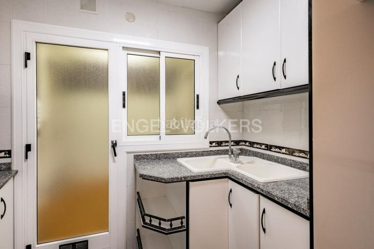 Apartamento oportunidad única! piso amplio de 99m construidos con 4 dormitorios y balcón en Terrassa