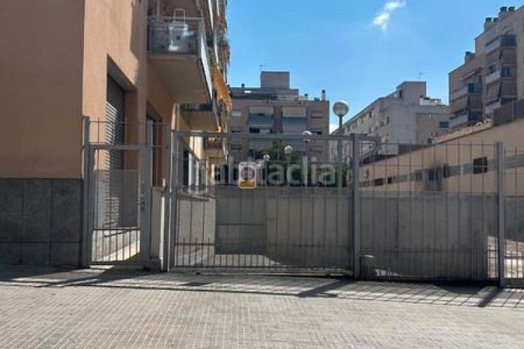Piso  2 habit. + balcon-terracita+ parking junto a rbla. f. macia en Terrassa