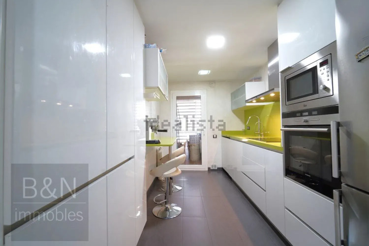 Una vivienda reformada con encanto, dos balcones y plaza de parking