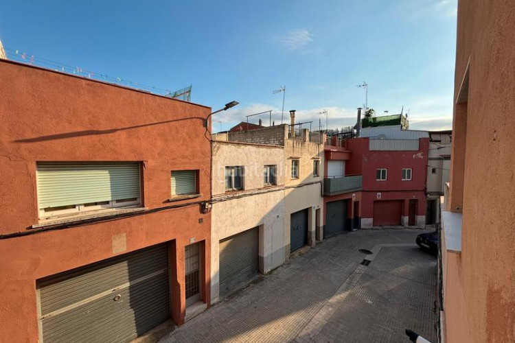 Casa adosada unifamiliar adosada, 4 habitaciones, gran garaje y terraza en Terrassa
