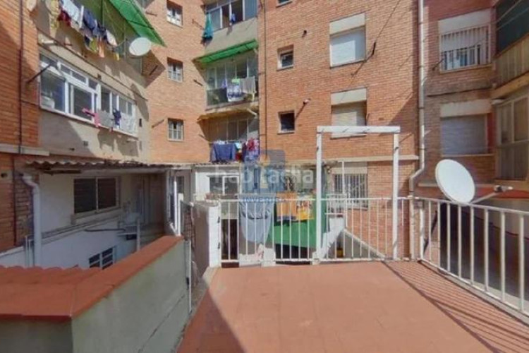 Piso inmueble ilegalmente okupado situado en el passeig del vintidos de juliol 766, bajos 4, , barcelona en Terrassa