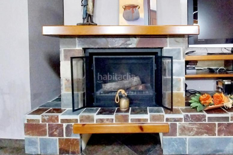 Casa adosada  con patio de 34m en la gripia, 3 hab. dobles estudio de 55m con fuego a tierra. amplio garaje en Terrassa